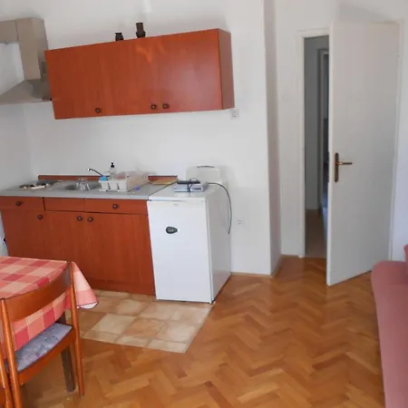 Kate Apartman *
